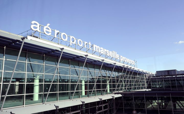 Enseigne de la facade de l'aéroport de Marseille Provence.