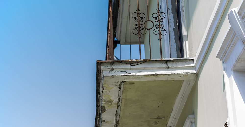 Vue de profil d'un balcon ancien