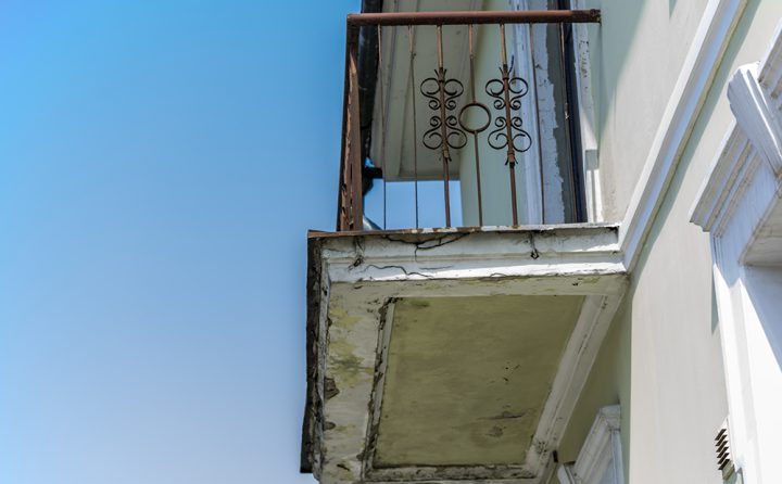 Vue de profil d'un balcon ancien