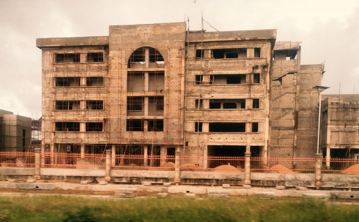 Facade d'un batiment abandonné en cours de construction au Bénin