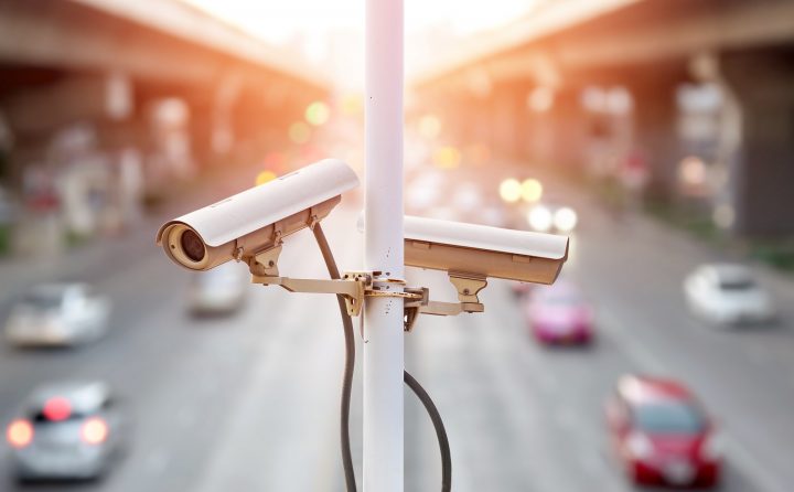 Caméra de video surveillance au dessus d'une route