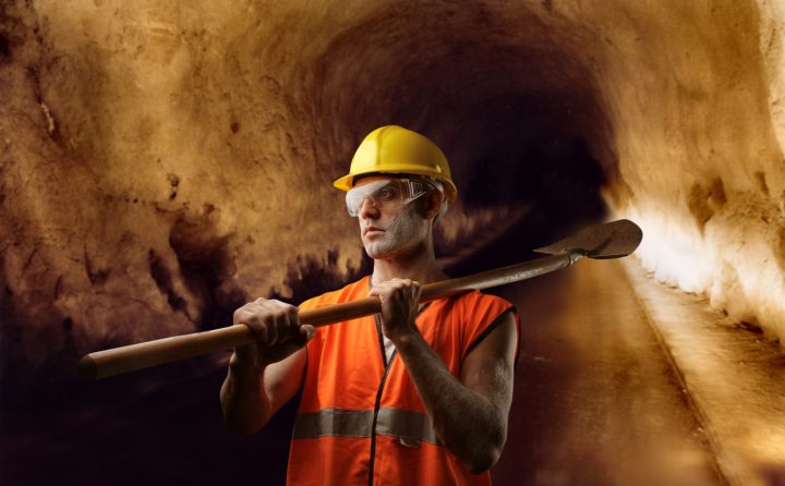 Ouvrier casqué au travail dans un tunnel