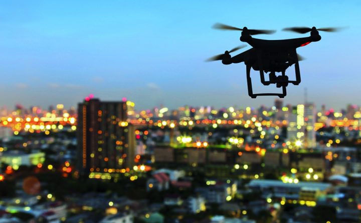 Drone survolant la ville à la tombée du jour