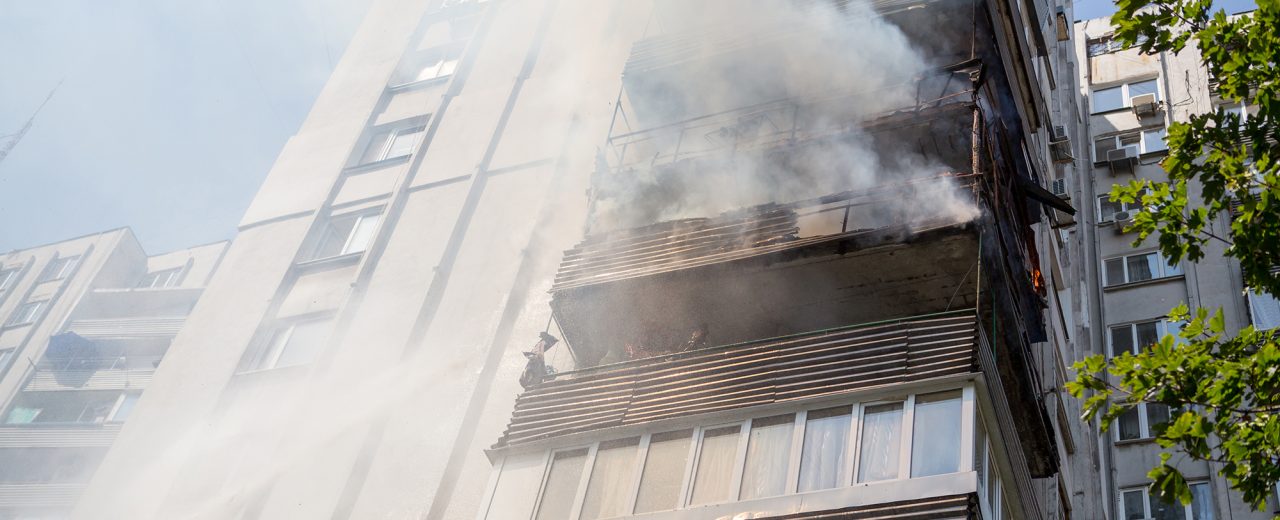 Départ de feu en facade d'un immeuble d'habitation